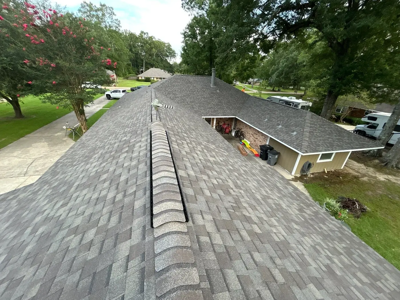 Finished architectural shingle roof with ridge vent on a Zachary, Louisiana home, installed by Roof Rescue LLC